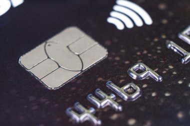 Makro plastik kredi kartlarını çip ve temassız ödeme teknolojisiyle vurdu. Fiş ve pin kartının makro çekimi. Kredi ve finansal konsept