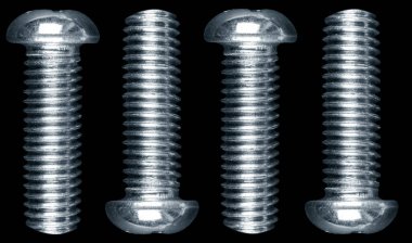 Makro siyah arka planda izole edilmiş metal cıvata vurdu. Krom vida yalıtılmış. Çelik cıvata izole. Fındık ve cıvatalar. İş için araçlar.