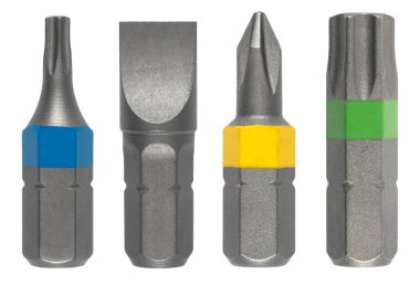 Beyaz arkaplanda izole edilmiş mekanik araçlar. Makro çekim mekanik aletleri izole edildi. Çalışan aletler falan. Tornavida metal parçaları izole edildi.