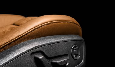 Modern lüks araba kahverengi deri ve alcantara iç döşeme. Turuncu delikli deri koltuk detaylarıyla beyaz dikişli. Prestij arabasının içi. Rahat delikli deri koltuklar..