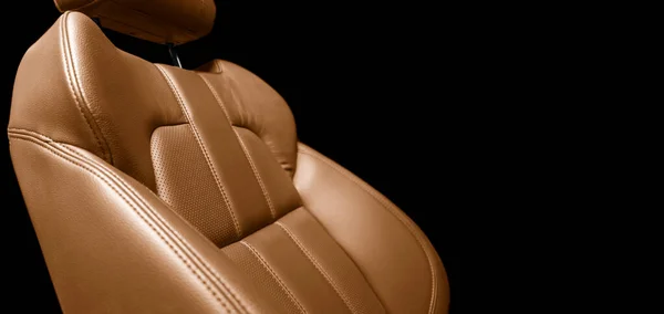 현대의 자동차 인테리어 주황색 카시트와 바느질에 사항중 구멍뚫린 — 스톡 사진
