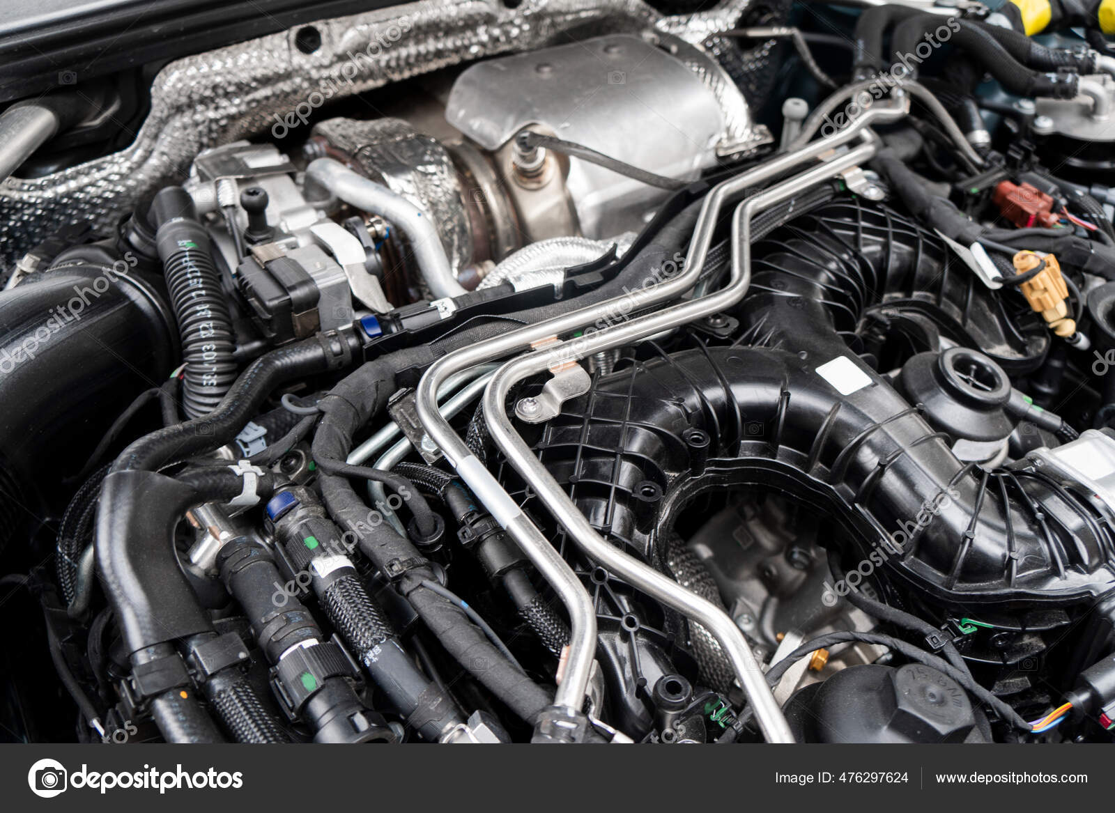 近代的なターボディーゼル車のエンジン車両フードの下 車のエンジンの背景 車のエンジン部品 現代の強力なエンジン ストック写真 C Bigtunaonline