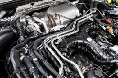 Araç kaputunun altında modern turbo dizel araba motoru. Araba motoru arka planı. Araba motoru parçası. Modern güçlü motor.
