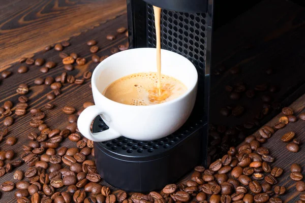 Kaffeemaschine Mit Kaffeekapseln Oder Pads Die Espresso Einschenken Kaffeekochen Der — Stockfoto