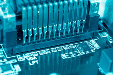 Devre panosunun mikro çipli ve elektronik parçalı makro görüntüsü. Bilgisayar donanım teknolojisi. Entegre iletişim işlemcisi. Bilgi mühendisliği. Yarı iletken. PCB. Yakın çekim.