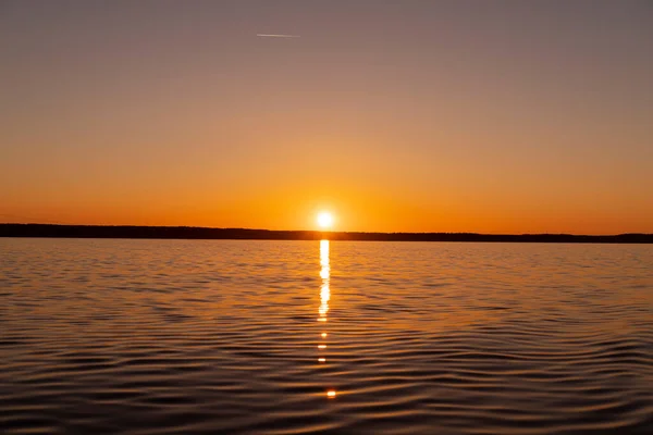 Vodní Hladina Pohled Pozadí Zapadajícího Nebe Dramatický Zlatý Západ Slunce — Stock fotografie