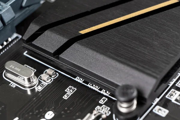 Devre panosunun mikro çipli ve elektronik parçalı makro görüntüsü. Bilgisayar donanım teknolojisi. Entegre iletişim işlemcisi. Bilgi mühendisliği. Yarı iletken. PCB. Yakın çekim.
