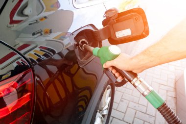 Benzin istasyonunda yakıt ikmali yapıyorum. Adam sürücü el yakıtını doldurup benzin dolduruyor. Benzin istasyonunda arabaya yakıt dolduruyor. Benzin istasyonunda yakıt ikmali. İstasyonda yakıt pompası