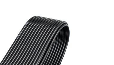 Bilgisayar güç kablosu beyaz arkaplanda izole edildi. Donanım ekipmanı. Bilgisayar elektrik bağlantıları