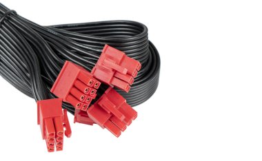 Bilgisayar güç kablosu beyaz arkaplanda izole edildi. Donanım ekipmanı. Bilgisayar elektrik bağlantıları