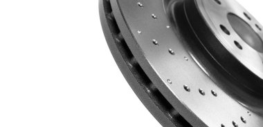 Araba fren diski beyaz arka planda izole edildi. Yedek yedek parça. Delinmiş fren diski rotoru beyaza izole edildi. Havalandırmalı diskler frenleniyor. Araba servisi veya bakım için yedek parça