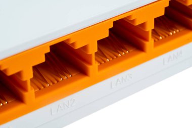 Makro beyaz arkaplanda izole edilmiş kablosuz kablosuz kablosuz kablosuz yönlendirici. Kablosuz teknoloji konsepti. Beyaz kablosuz internet yönlendirici izole edildi. Antenli kablo modemi. Gösterge ışıkları