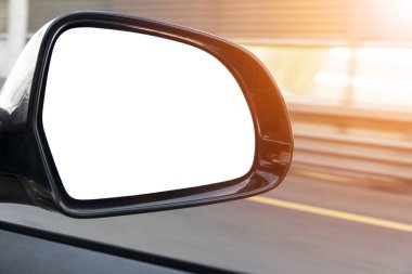 Boş boş ekran Dikiz araba Ayna. Kırpma yolu olan boş dikiz aynası. Metin veya tasarım için boş alan. Boş kopyalama alanı. 