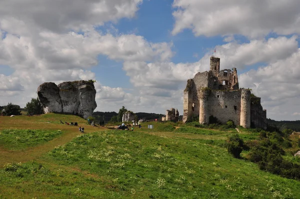 Turistler Mirow kale kalıntıları, Polonya — Stok fotoğraf