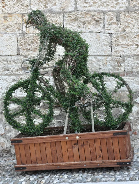 Zielony człowiek na rowerze — Zdjęcie stockowe