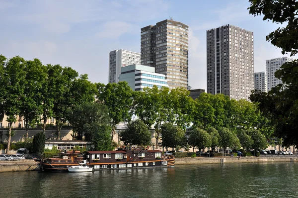 Zobrazit na řeku Seinu a mrakodrapy v Paříži, Francie. — Stock fotografie