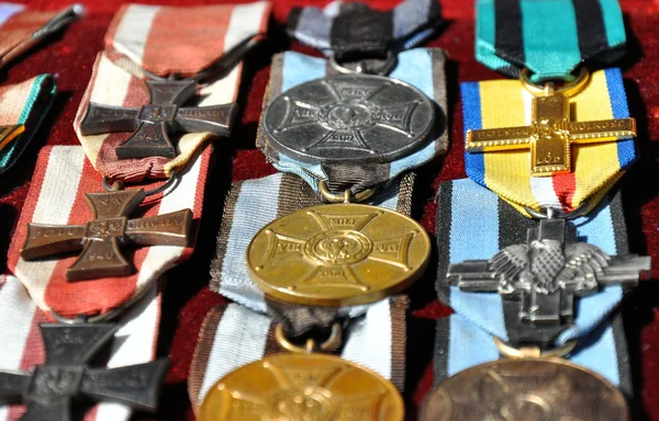 Närbild av gamla medaljer Stockbild