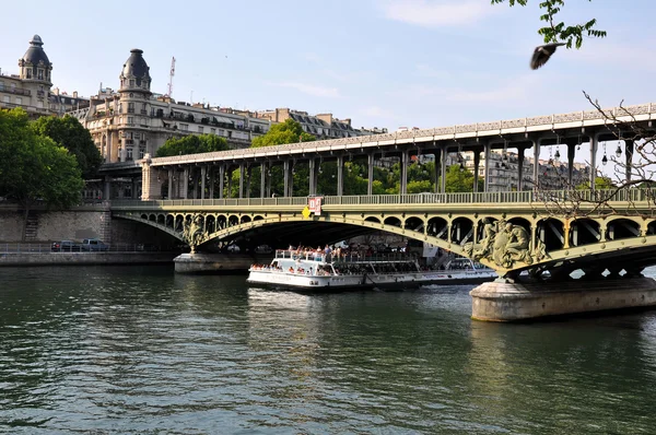 パリ、フランスのセーヌ川でボートします。 — ストック写真