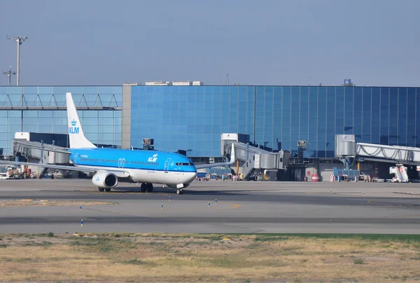 KLM vliegtuig op de luchthaven — Stockfoto