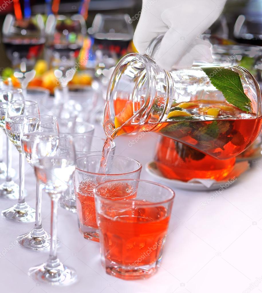 Drink Serving Table, empty and full glasses, juice and wine — Stock