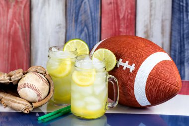 Cam Kavanoz nesneleri spor ile birlikte soğuk limonata ile dolu
