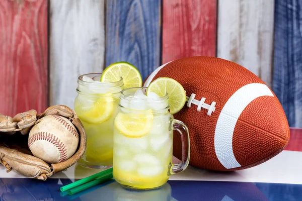 Glas gefüllt mit kalter Limonade und Sportartikeln — Stockfoto