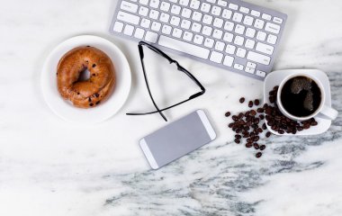 Sabah yemek ve içki sayaçta ile evde çalışma