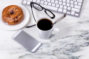 Koyu kahve ve bagel evde WHI üzerinde çalışırken kahvaltı için