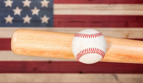 Ball schlägt Holzschläger mit verblassten Brettern in amerikanischen Farben — Stockfoto