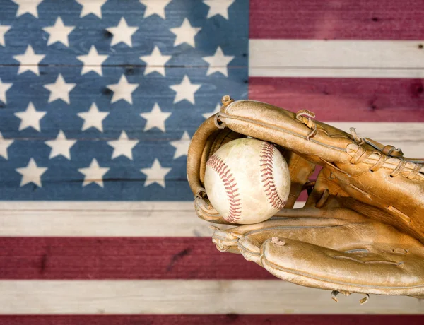 Weathered baseball mitt and ball with faded boards painted in Am — Stock Photo, Image