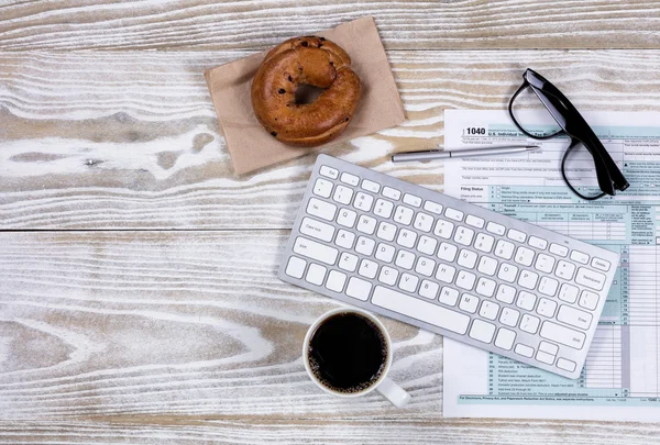 Trabajar en impuestos con alimentos y bebidas sobre fondo de escritorio blanco —  Fotos de Stock