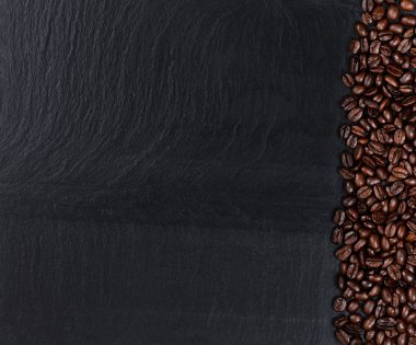 Kavrulmuş kahve çekirdekleri doğal karanlık kayrak taş