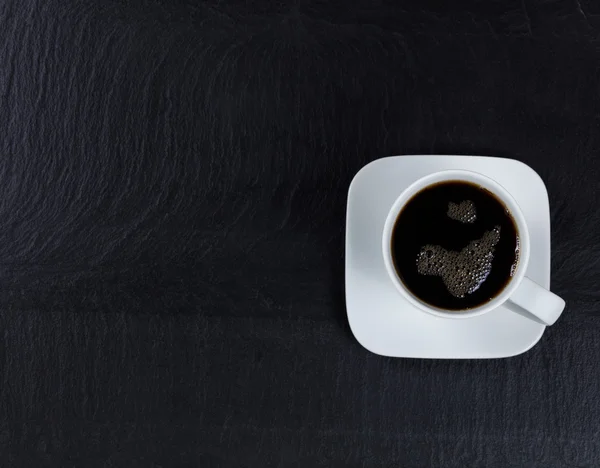 Verse donkere koffie in witte cup op leisteen natuursteen — Stockfoto