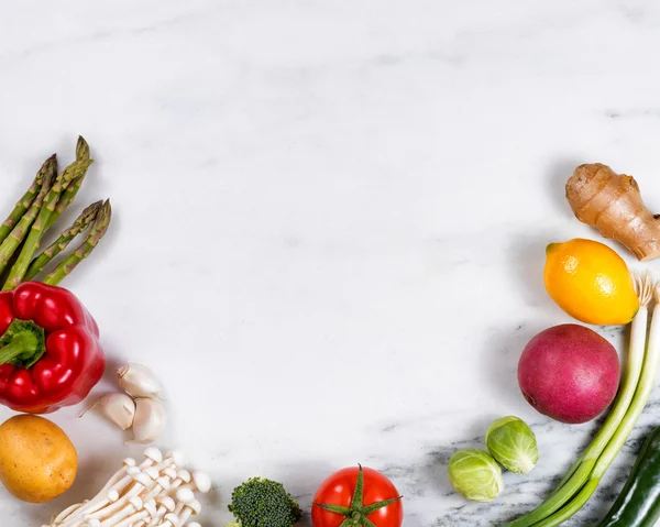 Verduras enteras frescas y frutas expuestas en mármol natural —  Fotos de Stock