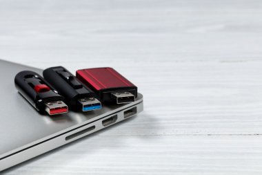 Üzerinde Usb hızı teknolojileri için farklı renkler ile başparmak götürmek