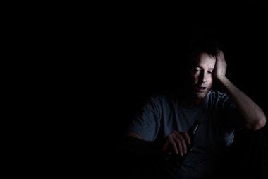 Olgun adam depresyon üzerinde karanlık backgrou içme sırasında görüntüleme