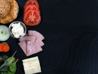 Sandviç kayrak taş üzerinde taze malzemelerle yapılması için hazır 