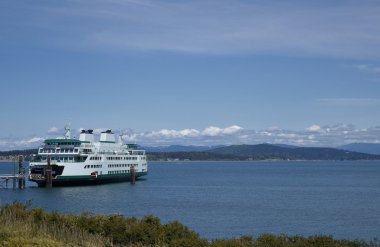 Büyük yolcu feribot liman giriş iskelede gemisiyle 
