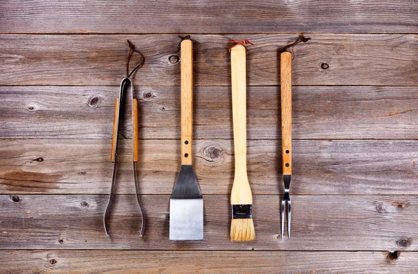 Utensilios de cocina usados para cocinar barbacoa en madera rústica —  Fotos de Stock