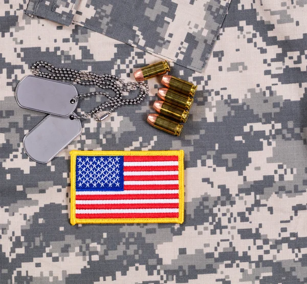 Usa Flagge Patch, ID-Tags, Kugeln auf militärische Kampfkleidung unifor — Stockfoto