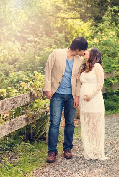 Expecting mom and dad sharing a romantic moment while walking in — Stock Photo, Image