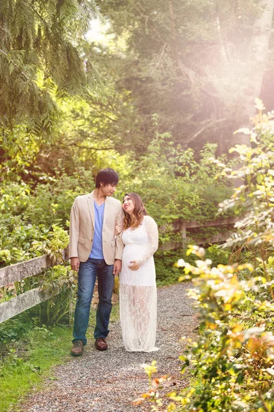 Väntar på mamma och pappa på promenad genom skogen — Stockfoto