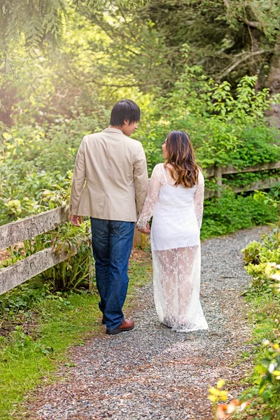 Esperando a mãe e o pai em um passeio pela floresta — Fotografia de Stock