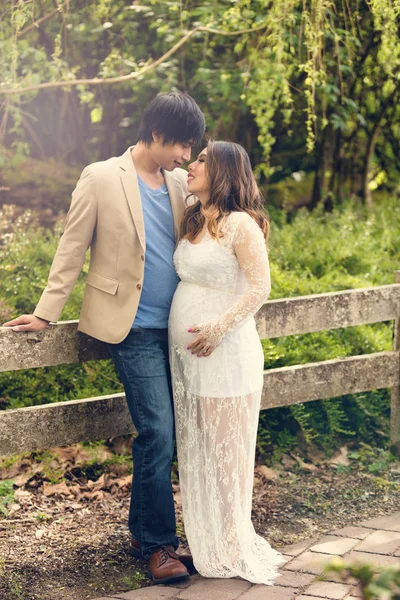 Esperando mãe e pai se divertindo ao ar livre perto da floresta — Fotografia de Stock