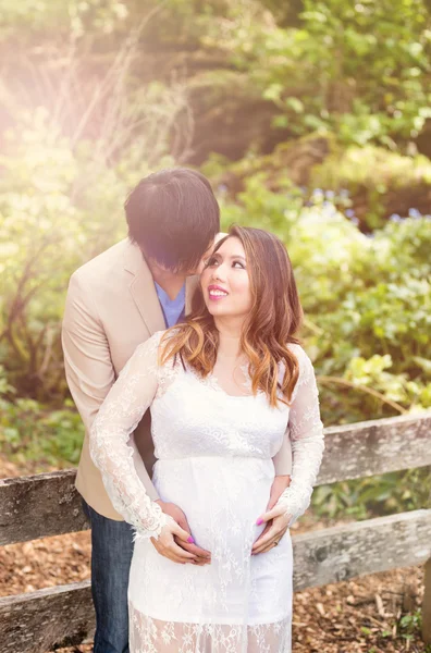 Esperando mãe e pai desfrutando de um bom dia ao ar livre — Fotografia de Stock