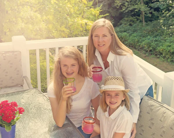 Divertimento al sole famiglia crescita sul patio esterno durante la giornata luminosa — Foto Stock