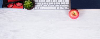 Kitap ve teknoloji beyaz masaüstü arka planda 