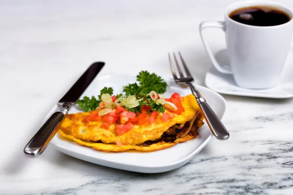 Fresh egg omelet topped with vegetables and coffee for breakfast — Stock Photo, Image
