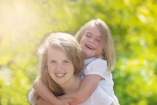 Sisters sharing a tender moment outdoors — Stock Photo, Image