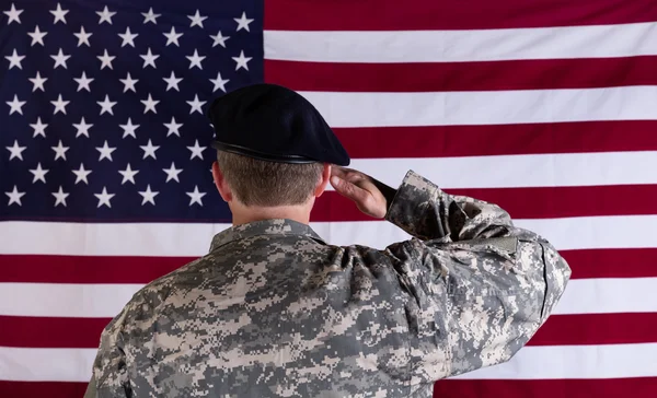 Soldato veterano che saluta la bandiera di USA — Foto Stock